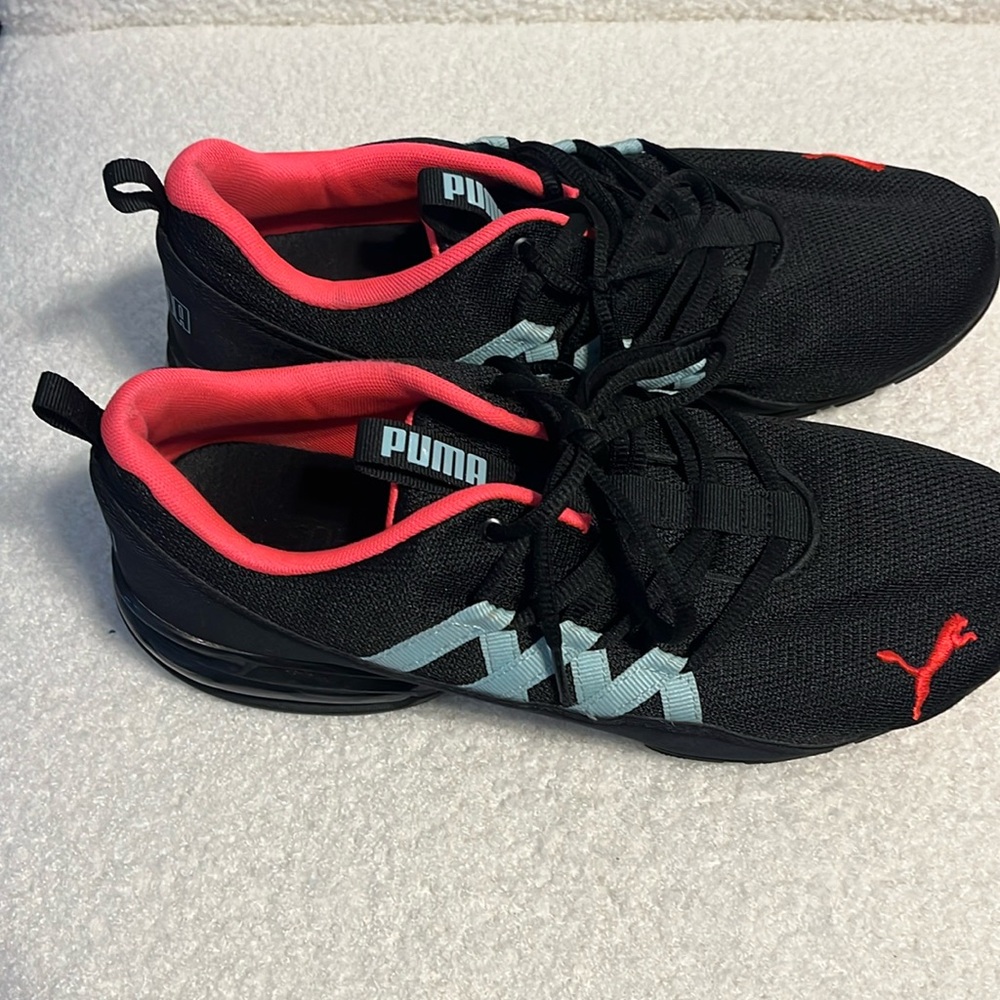 Women’s Puma cross training shoes
Great condition 
Size 10